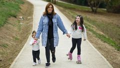 Eva Bares y sus hijas, Martina y Laura, disfrutando del recorrido entre Mera y Canide.En el balcn de Santa Ana, en Mera. Eva con sus nios paseando por la nueva senda peatonal