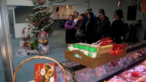 El mercado tradicional fue presentado por los comerciantes de la plaza y los concejales