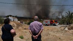 Dos personas observando el incendio de Los Gallardos