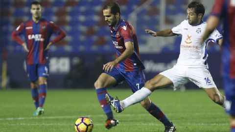 Verza conduce el bal�n ante la presi�n de Aitor Sanz