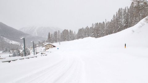 Imagen de archivo tras una intensa nevada en los Alpes suizos