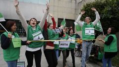 Carrera de obst�culos revindicativa a las puertas del hospital Virxe da Xunqueira