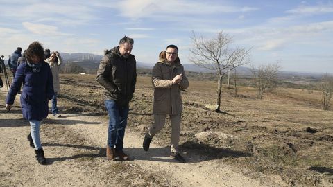 El conselleiro Jos Gonzlez, junto con el alcalde de Cualedro, Luciano Rivero, y la directora xeral de la Agader, Ins Sant, visitaron la zona que se ha desbrozado para preparar un polgono agroforestal.