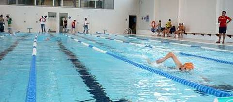 La piscina, que se cerró provisionalmente en junio, tardará todavía varios meses en recuperar su actividad.