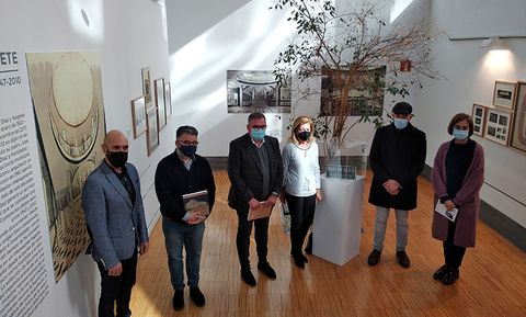 Inauguracin de la muestra sobre Daz Negrete en la sede del Colegio de Arquitectos de Oviedo. En la foto, de izquierda a derecha, Hctor Blanco, Jos Ramn Puerto, Alfonso Torre, Ana Daz Negrete, Miguel Blanco y Luca Pelez