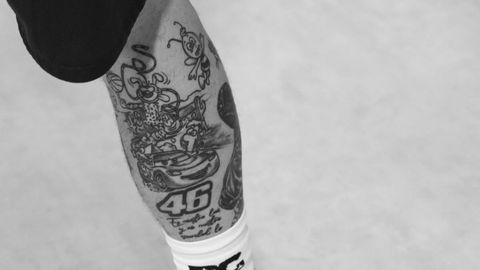Tatuajes en la pierna derecha de Ddac Cuevas, jugador del Leyma Corua.