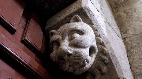 Mocheta con una figura animal en una puerta de la iglesia de Diomondi
