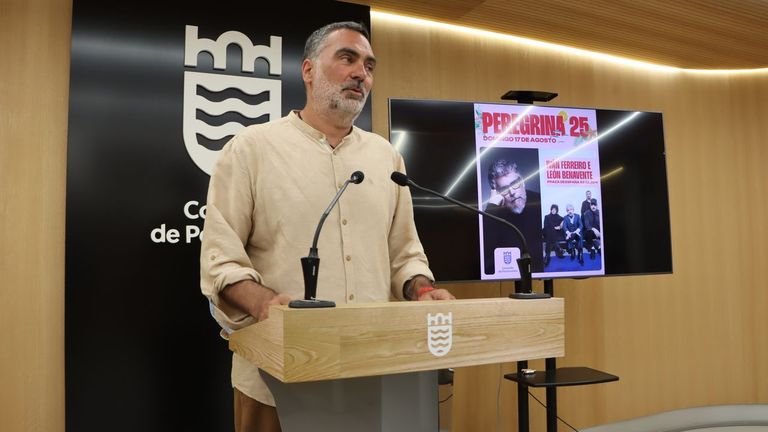 El concejal de Festas y Cultura de Pontevedra, Demetrio Gmez, este lunes en el Concello, anunci la actuacin de Ivn Ferreiro y Len Benavente del 17 de agosto