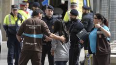 Servicios sociales atienden a una joven del Instituto Joan Fuster de Barcelona