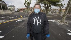 Isabel posa en el lugar donde habitualmente coloca su puesto en la feria de Paiosaco