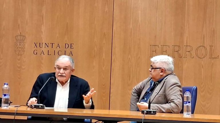 �ngel Basanta, experto en el Quijote, gran conocedor de la obra de Torrente Ballester y secretario de la Asociaci�n Internacional de Cr�ticos Literarios, a la izquierda de la imagen, junto a Ram�n Loureiro.