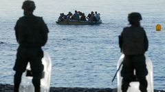 Legionarios vigilan la playa del Tarajal, Ceuta, cerca de la frontera entre Espa�a y Marruecos