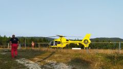 El helic�ptero tuvo que aterrizar en el campo de f�tbol de Bealo, hasta donde se traslad� el accidentado en ambulancia