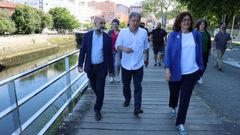 N�stor Rego, a la izquierda, y Carme da Silva, a la derecha, junto al alcalde de Pontevedra, Fern�ndez Lores, el pasado mes de mayo