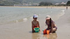 La playa viveirense de Covas, donde este martes encender�n la hoguera de San Juan
