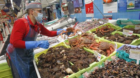 La centolla, en la imagen de la pescadería de Alcampo, es una de las especies con más demanda