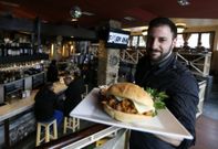 Marcelo Continanza, socio del Forum, con un plato de �polled pork�, t�pico americano. 