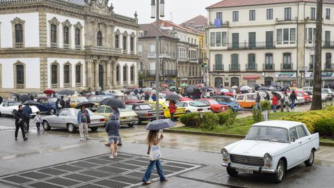 Medio centenar de coches antiguos llenan Pontevedra de recuerdos