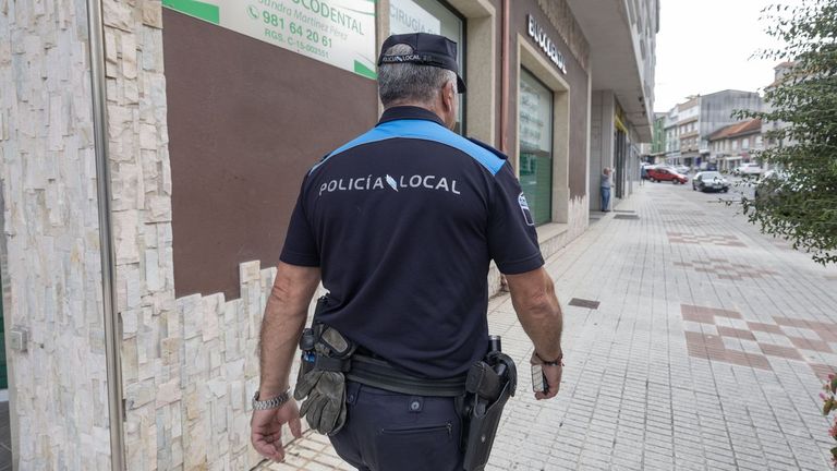 Foto de archivo de un agente realizando labores de vigilancia en A Laracha