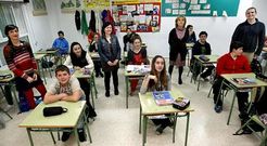 <span lang= es-es >Un australiano en el equipo</span>. El equipo que hace realidad el programa pluriling�e de As Bizocas reconoce que una pieza clave en la ense�anza de idiomas es la figura del auxiliar de conversaci�n. Este a�o, ese papel recae en Tim (a la derecha), que llega desde Australia.