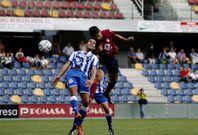 Jorge Rodr�guez rematando a puerta ante el Deportivo B en el estadio de Pasar�n. 
