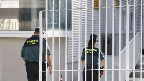 Imagen de archivo de unos agentes de la Guardia Civil entrando a un cuartel.