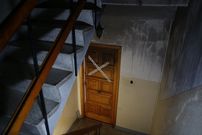 La puerta del inmueble donde viv�a el octogenario fallecido, que est� precintada 