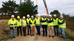 La conselleira (quinta por la izquierda), flanqueada por los alcaldes de Ortigueira y Ma��n, y representantes y personal de Endesa, entre otros, ayer