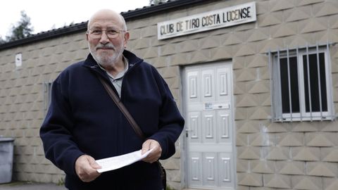 El demandante, Jos� Manuel Pita, ante las instalaciones del club en A Vara, en el municipio de Xove