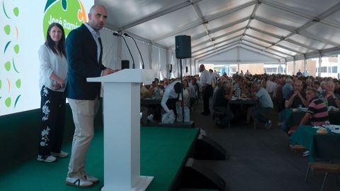 Jos� Ram�n Rat�n, presidente de Aira, durante a s�a intervenci�n, coa conselleira � s�a esquerda