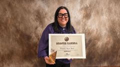 La fot�grafa Patricia Alija muestra el galard�n recibido de la APP Imagem