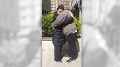 Carmen Villar abraza al ni&ntilde;o, de 15 a&ntilde;os.