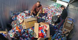 El colectivo envi� hace unos d�as una carga de casi ocho toneladas de pl�sticos. 
