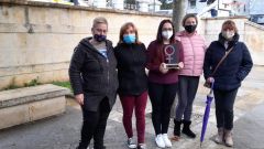 De izquierda a derecha, las trabajadoras del SAD de Cangas del Narcea Pilar Garca, ngeles Menndez, Katherine Fernndez (con el galardn Mujer Rural 2020), Eva Mara Fernndez y Esther Ords