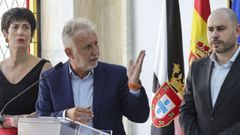 El ministro de Pol�tica Territorial y Memoria Democr�tica, �ngel V�ctor Torres (c), la ministra de Inclusi�n, Seguridad Social y Migraciones y portavoz del Ejecutivo, Elma Saiz, y el delegado del Gobierno en Ceuta Miguel �ngel P�rez Triano, durante su comparecencia celebrada este mi�rcoles en la sede de la Delegaci�n del Gobierno en Ceuta.