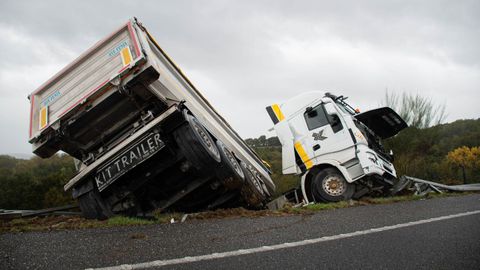 Otro aspecto del estado en que qued el camin despus del accidente