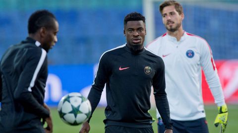 Aurier, en el centro, durante un entrenamiento