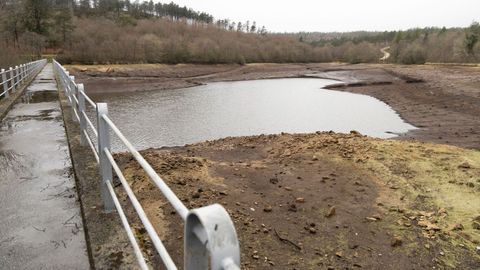 Bajo nivel en el embalse de San Xo�n, en Guitiriz