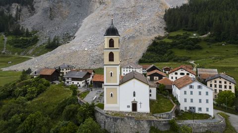 Una vista general muestra el desprendimiento de rocas en el pueblo de Brienz-Brinzauls (Suiza) el 16 de junio de 2023.