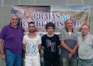 Toni Novo y Veiga, en el centro, junto a tres directivos del club.