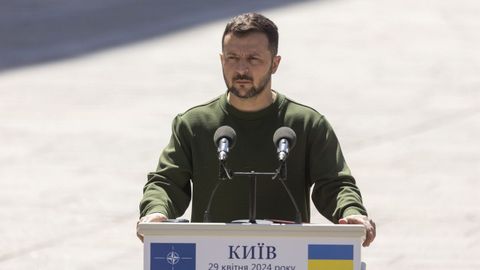 Zelenski escucha una pregunta�en�una conferencia con el secretario general de la OTAN, Jens Stoltenberg, en la plaza de la Constituci�n el 29 de abril.