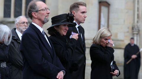 La primera mujer de Hawking, en el centro, junto a su hijo  Timothy y su hija Lucy, ambos a la derecha de la foto