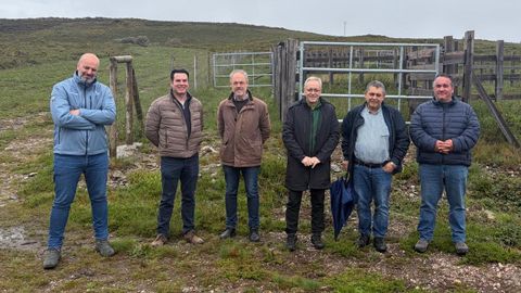 El director xeral de Gandar�a, Jos� Balseiros (tercero, derecha), con otros responsables de Medio Rural y del Concello de Beariz.