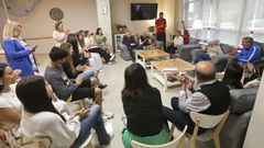 El encuentro entre alumnos y mayores tuvo lugar en el saln principal del centro de da Al Faro de Pontevedra