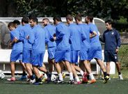 Manu Fern�ndez sigui� de cerca las evoluciones de sus hombres en el entrenamiento de ayer. 