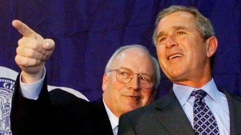 Dick Cheney con George W. Bush en la campaña electoral del año 2000 -la de las elecciones ganadas con polémica a Al Gore- en Wyoming