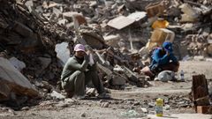 Varias personas en La Guaira junto a los escombros provocados por el derrumbe de edificios tras el doble terremoto en Venezuela