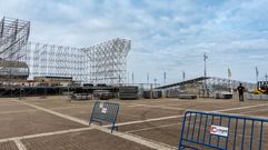 Montaje del escenario del concierto de Juan Luis Guerra en la Praza do Mar, en Sanxenxo