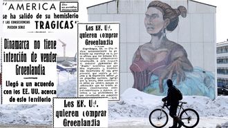Un hombre pasa con su bicicleta ante un mural que representa a una mujer inuit, en Nuuk. En sobreimpresi�n, recortes de La Voz de 1947