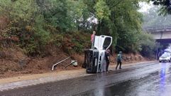 La furgoneta qued� volcada en la calzada en la r�a Estaci�n, en Sig�eiro